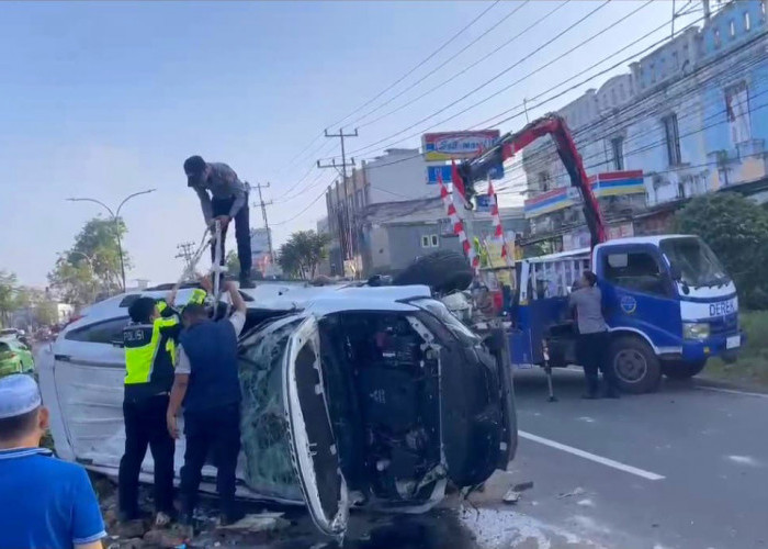 Mobil Pajero Terguling di Palembang Akibat Pengemudi Mengantuk, 2 Orang Terluka