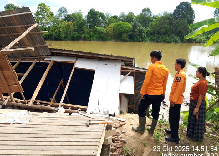 Rumah Warga Roboh Akibat Longsor di Pinggir Sungai Ogan