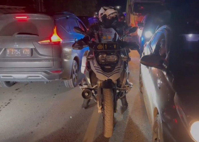 Kendarai Sepeda Motor Dinas, Kapolda Sumsel Turun Langsung ke Lokasi Macet Jalintim Palembang-Jambi