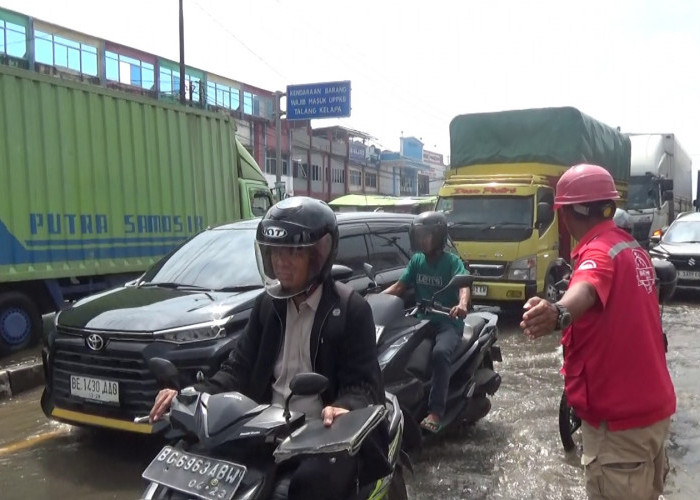 Hujan deras picu banjir di Jalintim Palembang–Betung, Arus lalu lintas lumpuh