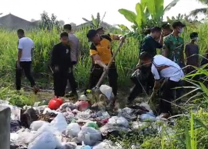 Polres Ogan Ilir Bersihkan Sampah Pasar, Ajak Masyarakat Jaga Kebersihan