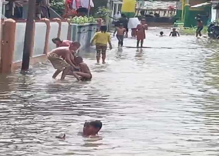 Air Pasang Sungai Musi, Moment Kebahagiaan Anak-Anak Berenang di Talang Semut