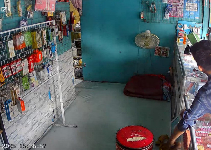 Uang Rp800 Ribu di Etalase Konter Raib Digondol Maling, Aksi  Pelaku Terekam CCTV