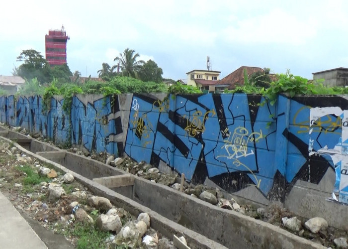 Warga Sayangkan Vandalisme di Tembok Sebelum Jembatan Musi IV