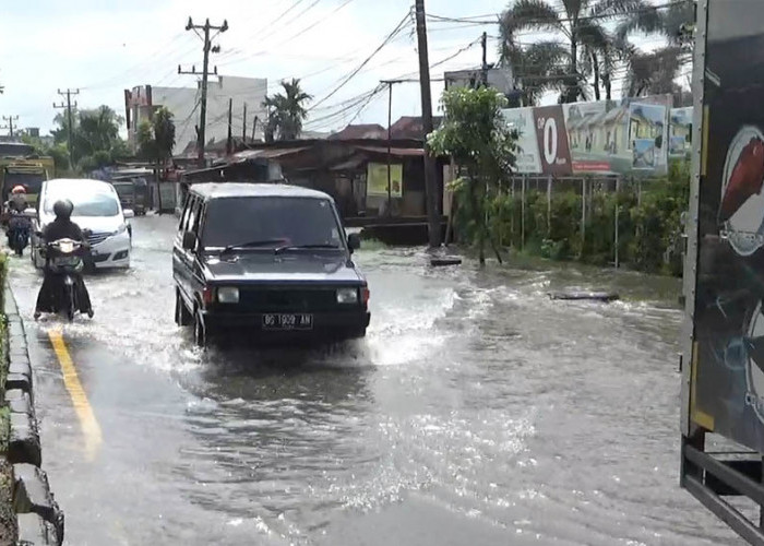 Banjir Rendam Jalan dan Rumah Warga