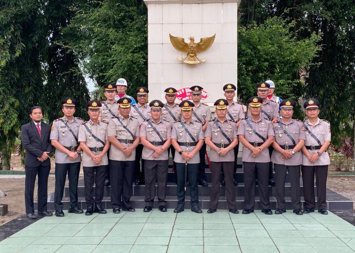 Upacara Ziarah dan Tabur Bunga Peringatan Hari Bhayangkara ke-79 di Polres  Ogan Ilir 
