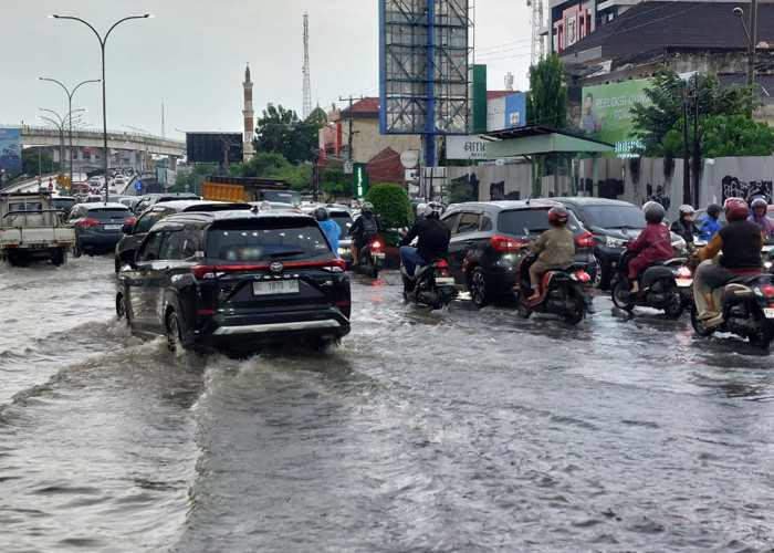 Hujan Deras Sore Hari, Banjir Genangi Sejumlah Titik di Palembang dan Lalu Lintas Tersendat