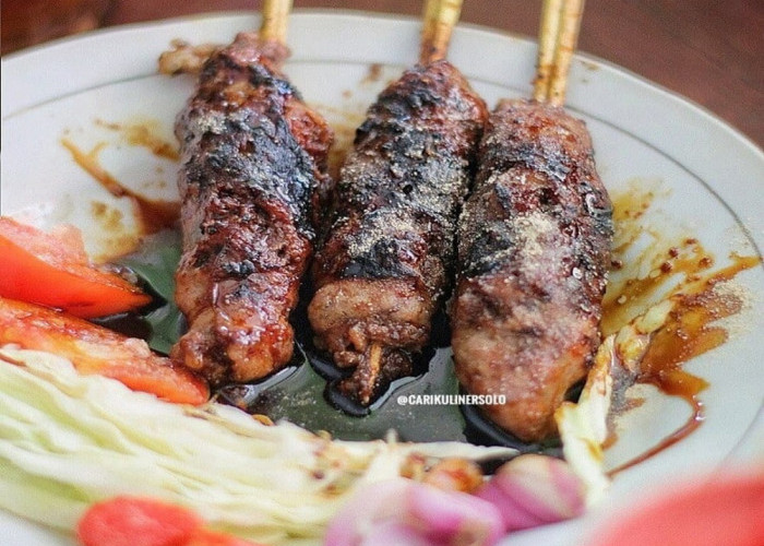 Sate buntel merupakan sate dengan olahan daging kambing, namun yang membedakan adalah bentuknya. 