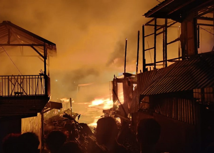 Kebakaran Rumah di 1 Ilir, Petugas Damkar Masih Berjibaku Padamkan Api