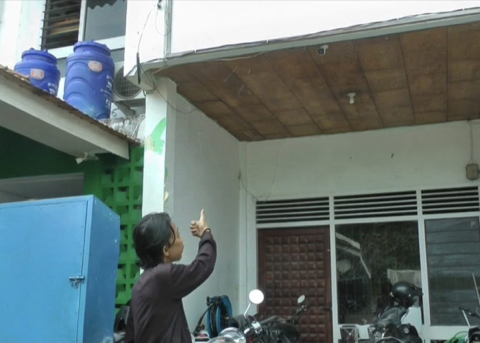 Curi Motor di Kedai Kopi Pakai Celurit  Maling Terekam CCTV