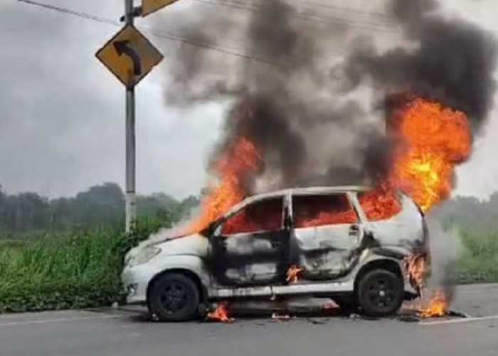 Minibus Putih Terbakar di Jalintim KM 27, Diduga Akibat BBM!