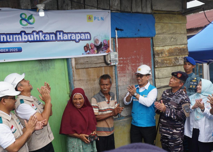 Cahaya dan Harapan di HLN ke-80: PLN Sambungkan Listrik Gratis bagi Keluarga Prasejahtera di Padan