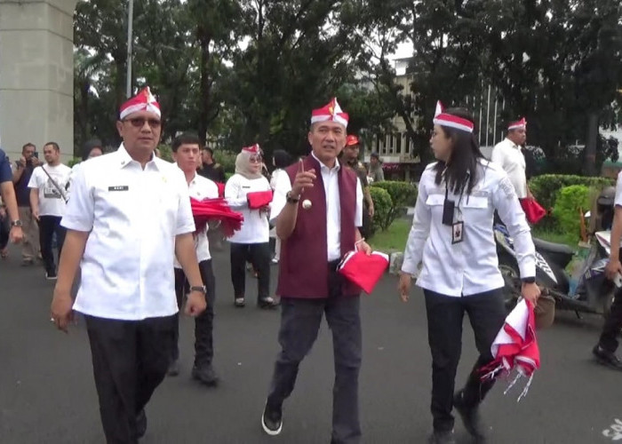 Walikota Palembang Bagikan 3000 Bendera Merah Putih Kepada Masyarakat