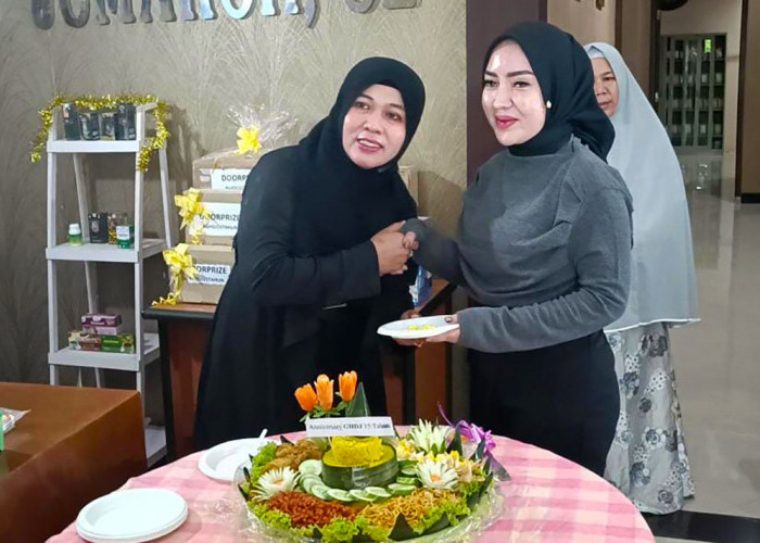 Potong Tumpeng Sebagai Bentuk Rasa Syukur 15 Tahun Berdirinya Griya Herbal Djeng Jumaroh