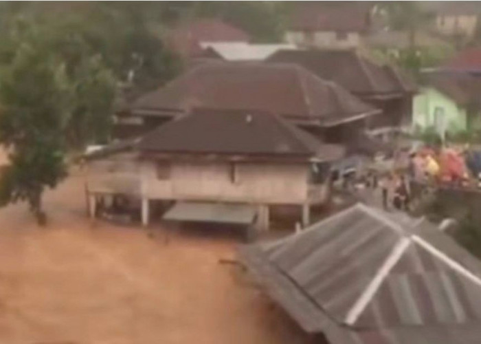 Detik-detik Rumah Warga Terbawa Arus Banjir Bandang di OKU Selatan