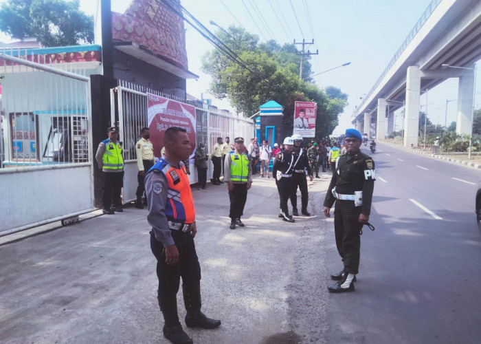 Pengamanan dalam menyambut kedatangan Presiden Joko Widodo sejumlah jalan di Palembang dijaga ketat