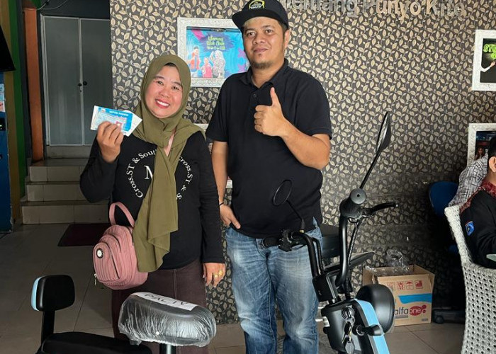General Manager PALTV Serahkan Hadiah Doorprize Kepada Pemenang Undian Jalan Sehat Gebyar UMKM Sumsel 2023