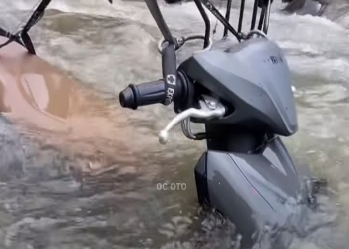 Motor Dicemplungin ke Kali, Ditabrak Mobil, Ditiban Forklif,  Tapi Masih Gagal Laku?