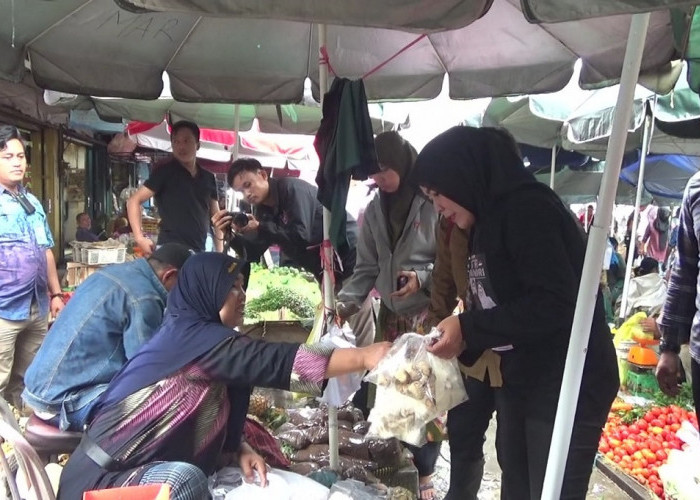 Kunjungi Pasar, Cawako Fitrianti Terima Keluhan Pedagang Terkait Retribusi Pasar.