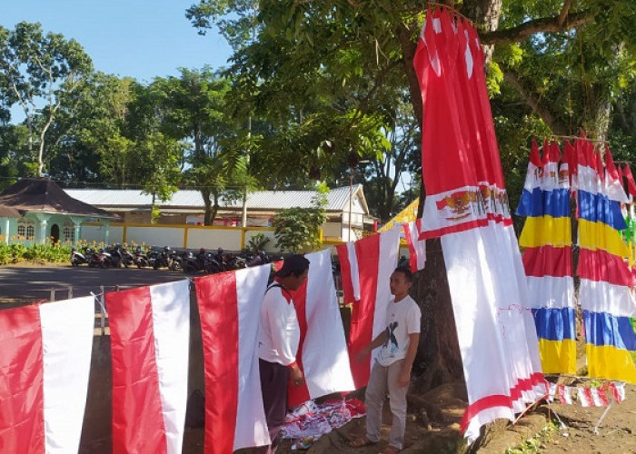 Jelang HUT RI Ke-78, Warga Asal Bandung Jual Bendera Merah Putih di Pagar Alam