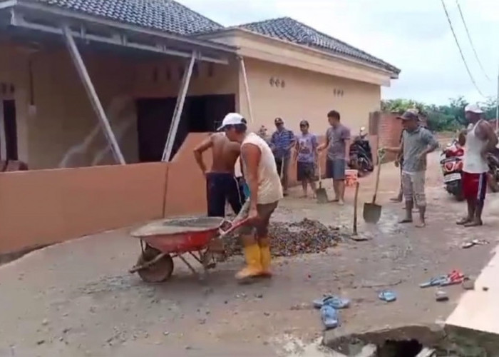 Berhasil Kumpulkan Dana Swadaya, Warga Kembulau Kembali Perbaiki Jalan Pasca Banjir di Muara Enim