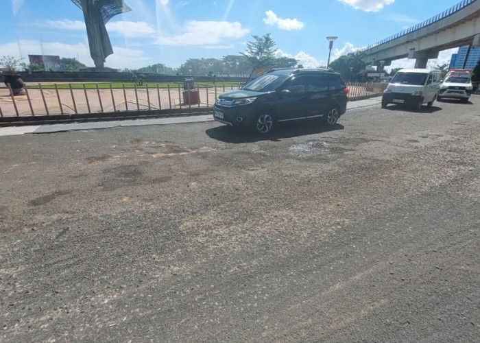 Jalan Berlubang di Bundaran Jakabaring Membahayakan Pengendara