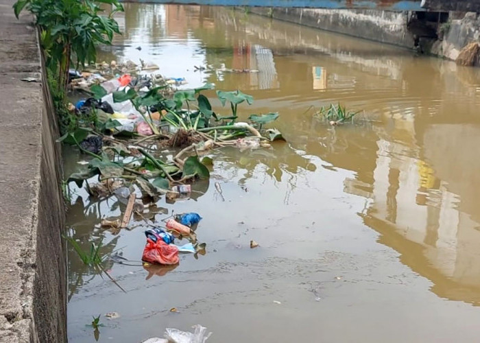 Anak Sungai di Perbatasan 30 Ilir dan 32 Ilir Palembang Dipenuhi Sampah Rumah Tangga