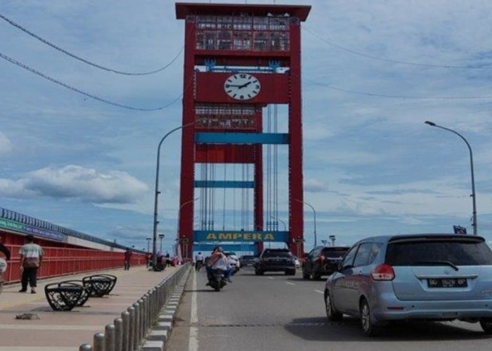 Jembatan Ampera ditutup sementara saat Salat Idul Adha di Masjid Agung.