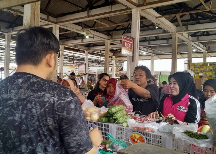 Blusukan ke Pasar Maskarebet, Fitrianti Agustinda Akan Upayakan Harga Pangan Stabil