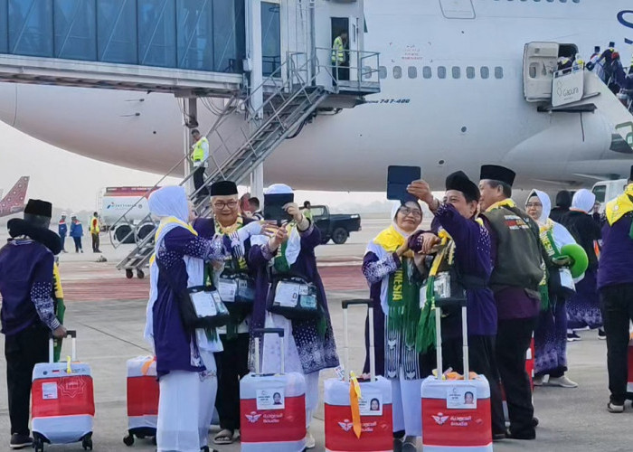 Alhamdullilah, Ratusan Jemaah Calon Haji Terbang Perdana ke Madinah dari Bandara SMB II Palembang