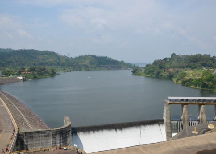 PLN Mulai Bangun PLTS Terapung Kapasitas 92 MWp di Waduk Saguling, Jawa Barat