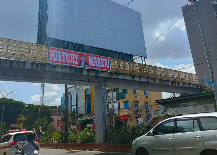 Spanduk Bergambar STY Bertuliskan History Maker Terpasang di JPO Jalan Sudirman Palembang