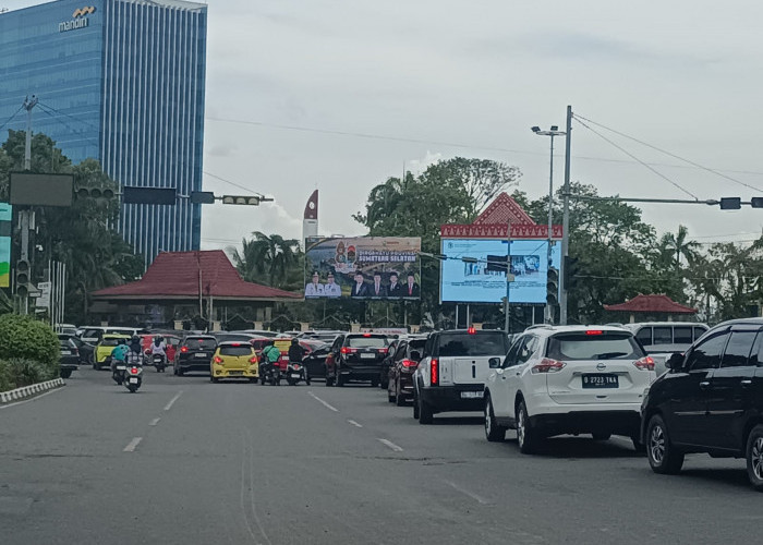 Lampu Merah Simpang DPRD Sumsel Mati, Arus Lalu Lintas Semrawut Jumat Siang