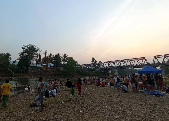Debit Air Menyusut, Pantai Sungai Ogan Jadi Tempat Wisata Dadakan yang Dinikmati Warga Baturaja