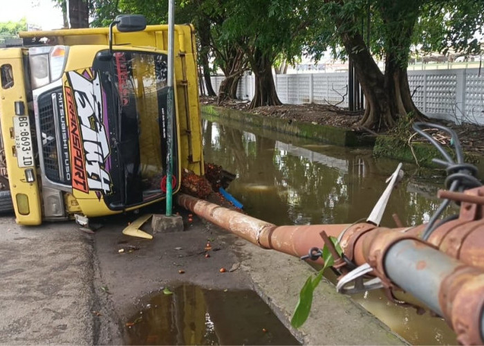 Truk Sawit Tabrak Pos Kamling di Kertapati, Satu Warga Luka dan Dilarikan ke RSUD Bari