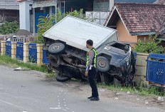 Di Hantam Mobil Boks Pengendara Motor Mental ke Atap Rumah