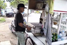 Miris, Untung Tak Seberapa! Pedagang Pempek Panggang Kehilangan Motor dan Ratusan Pempek 