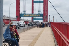 Libur Tahun Baru, Jembatan Ampera Dipadati Wisatawan