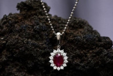 Kombinasi Mewah Liontin Emas dengan Sentuhan Berlian dan Batu Mulia