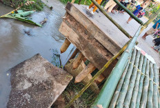 Jembatan Putus di Muara Kumbang, Polisi dan Warga Bangun Penghubung Darurat