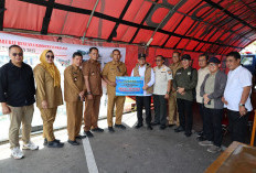 Bupati OKU Antarkan Langsung Bantuan Kemanusian Rp1,2 Milyar Untuk Korban Bencana Hidrometeorologi Sumatera