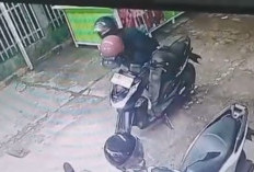 Belanja Sebentar, Motor Raib! Aksi Pencurian di Parkiran Minimarket IT III Terekam CCTV