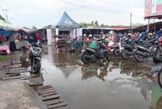 Pedagang Pasar Plaju Keluhkan Jalan Tergenang Akibat Saluran Tersumbat