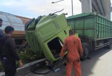 Truk Fuso Ringsek Usai Hantam Tiang Lampu Jalan di Palembang