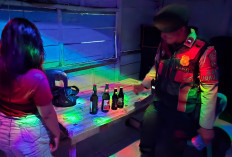 Patroli Ramadan, Polisi Sita Puluhan Botol Miras & Petasan dari Warung Remang-Remang di Ogan Ilir