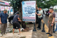 Satpol PP Palembang Tertibkan Reklame Liar di Jalan Protokol