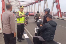 Pelaku Pencurian Kabel Lampu Jalan Diamankan Polisi di Bawah Jembatan Musi VI