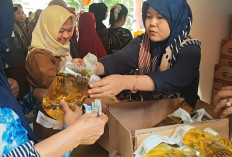 Warga Serbu Minyakita dan Beras SPHP di Pasar Murah Kecamatan Sako