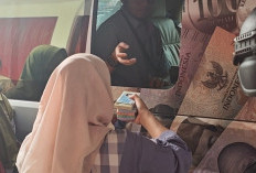 Ramai Tukar Uang Baru di Pasar Plaju Awal Ramadhan