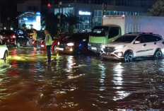 Hujan Deras, Simpang Empat Polda Sumsel Banjir dan Macet 